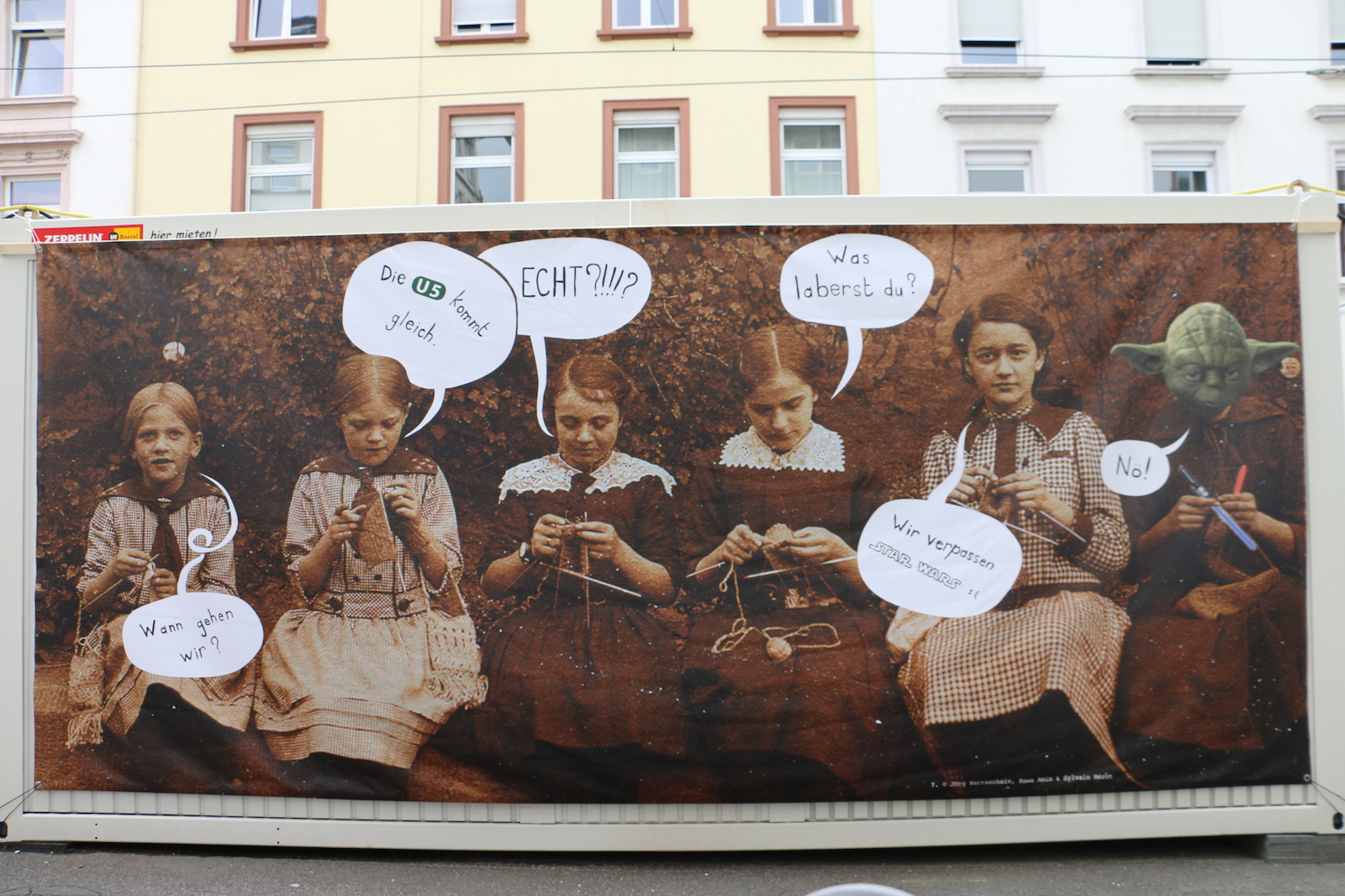 Fünf Vintage-Mädchen am Stricken als Werbung mit Yoda